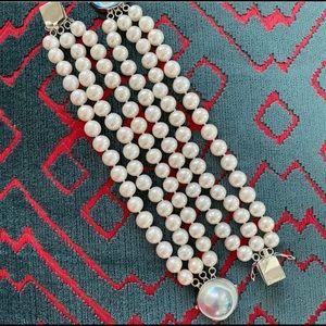 9mm Triple strand freshwater pearl bracelet.